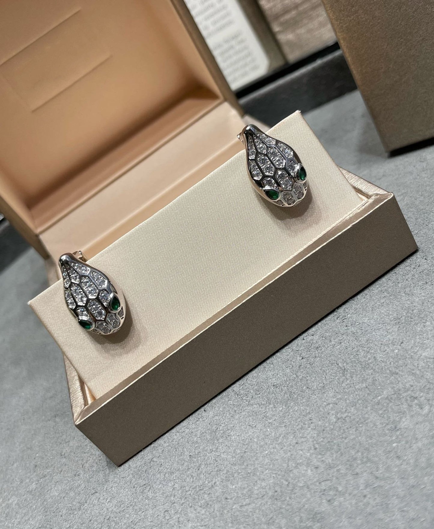 [baslovejewels]SERPENT DIAMOND STUD EARRINGS