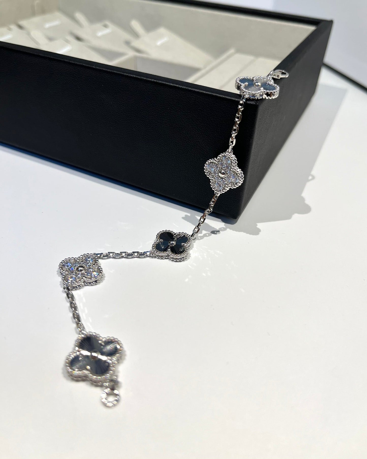 [baslovejewels]CLOVER 5 MOTIF SILVER DIAMOND BRACELET
