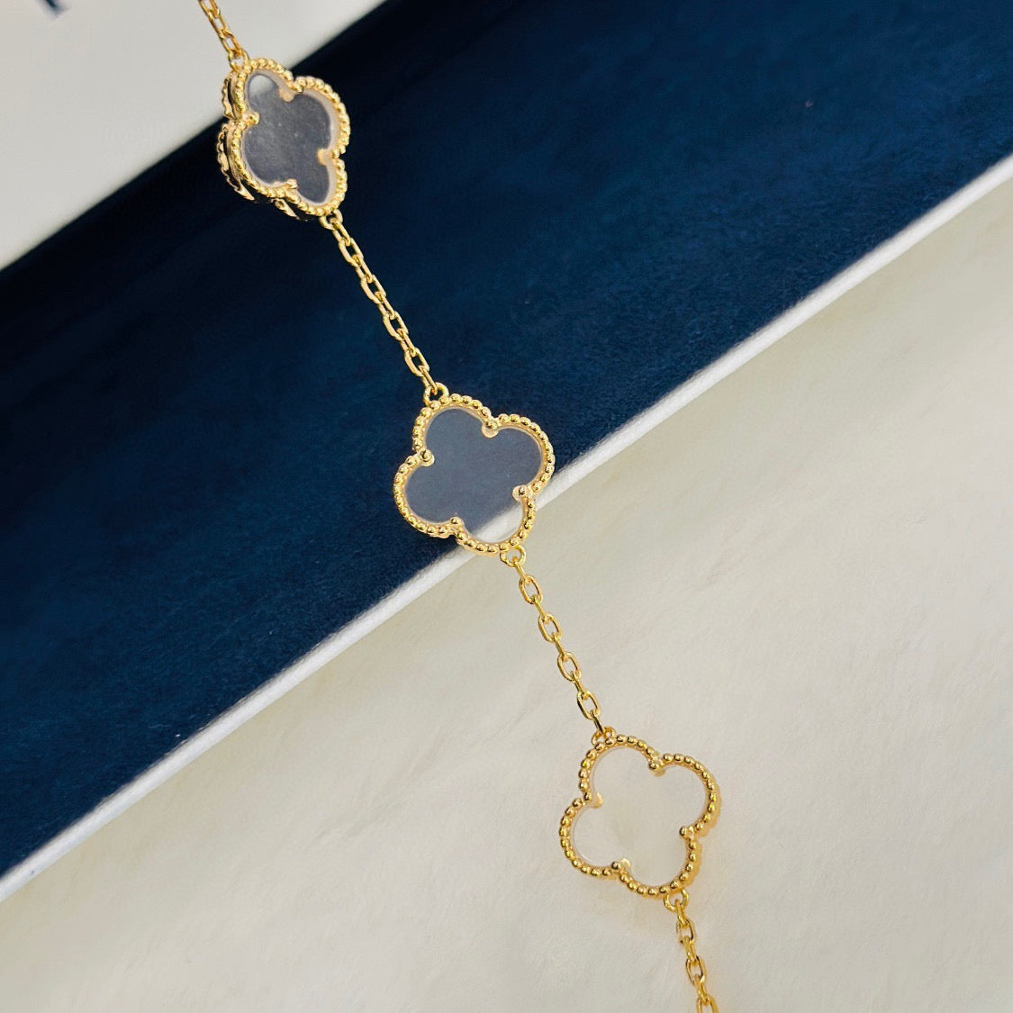 [baslovejewels]CLOVER 5 MOTIF ROCK CRYSTAL PINK GOLD BRACELET